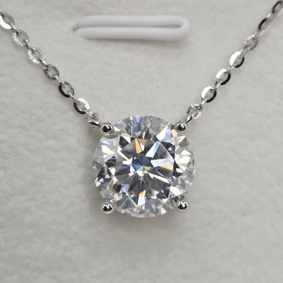 ✨ 4 Carat Moissanite Solitaire Necklace – Timeless Brilliance ✨ - Picture 1 of 4